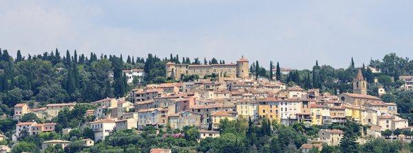 Comment organiser un séjour en Provence avec des cours de cuisine provençale et des randonnées à travers les champs de lavande?